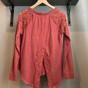 Long sleeve shirt with detail